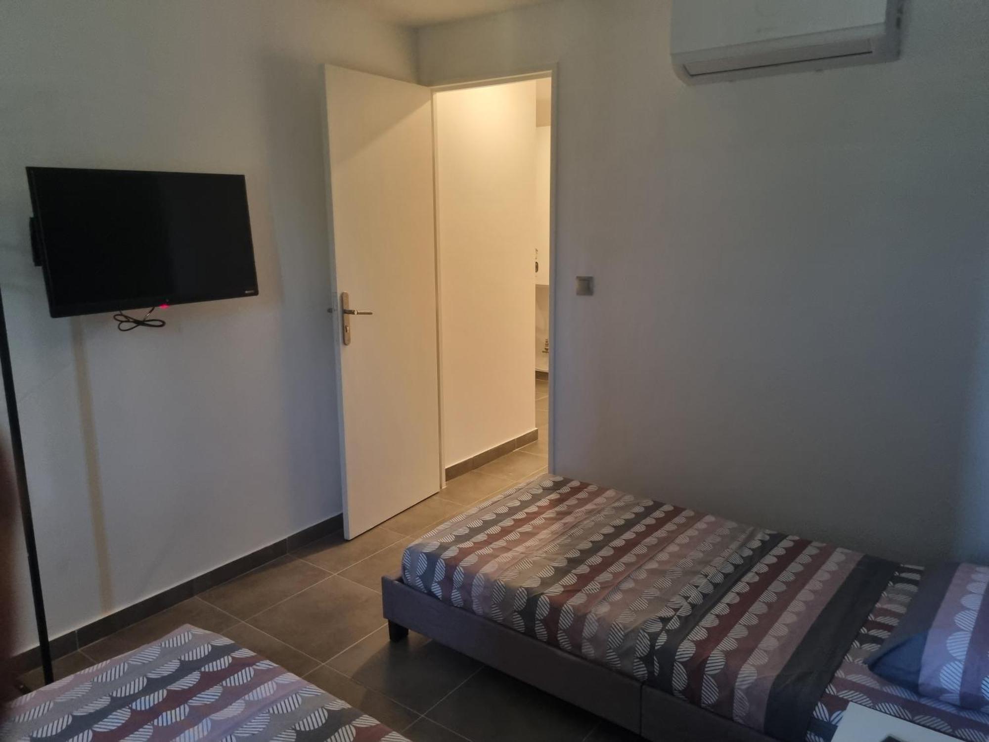 Chambre Privative Renove 2024, Climatisation, Tramway Sur Place , 12 Min Centre, 16 Min Plage, Apercu Lateral Mer, 2 Wc Avec 2 Salle De Bain, Private Room Renovated 2024, Air-Conditioned , Tram On Spot, 2 Toilets And 2 Bathrooms Nice Extérieur photo