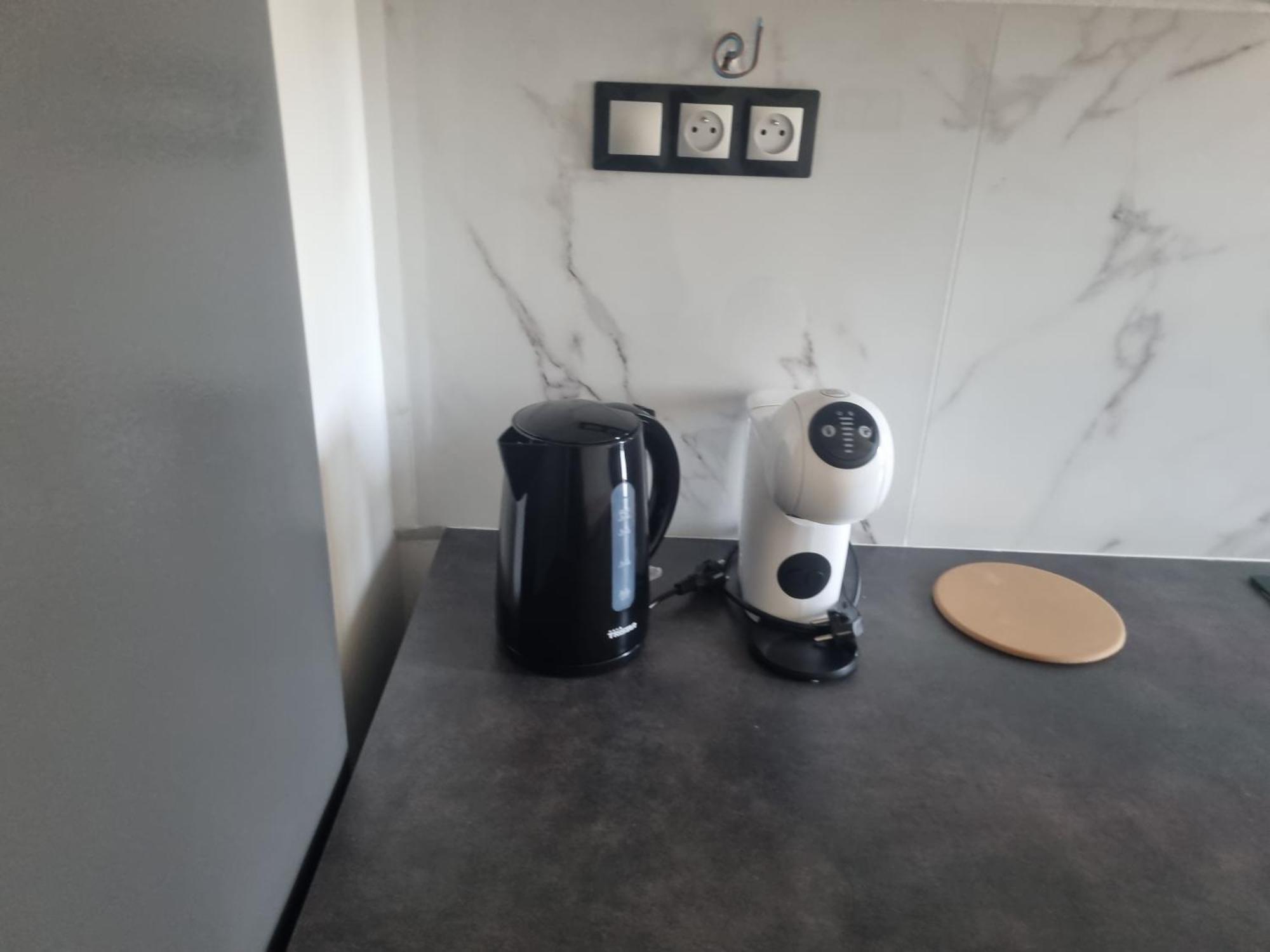 Chambre Privative Renove 2024, Climatisation, Tramway Sur Place , 12 Min Centre, 16 Min Plage, Apercu Lateral Mer, 2 Wc Avec 2 Salle De Bain, Private Room Renovated 2024, Air-Conditioned , Tram On Spot, 2 Toilets And 2 Bathrooms Nice Extérieur photo